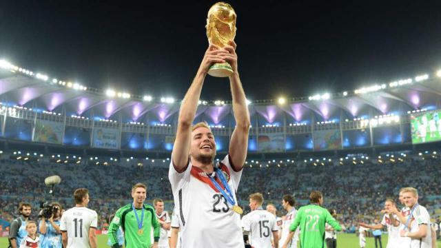 Klicken Sie auf die Grafik fr eine grere Ansicht 

Name:	Christoph Kramer mit WM-Pokal.jpg 
Hits:	366 
Gre:	39,2 KB 
ID:	1949